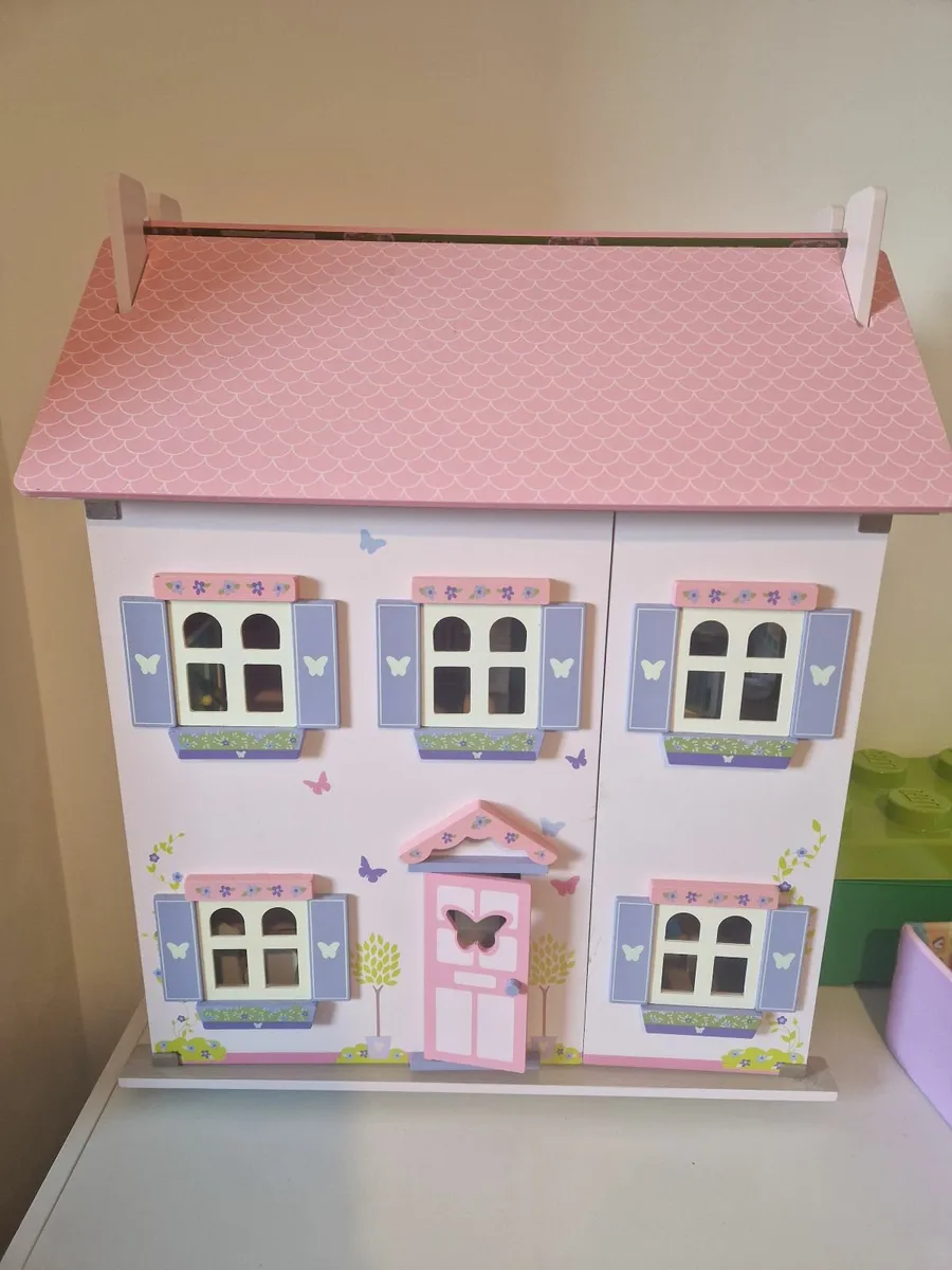 Dolls house and accessories - Image 1