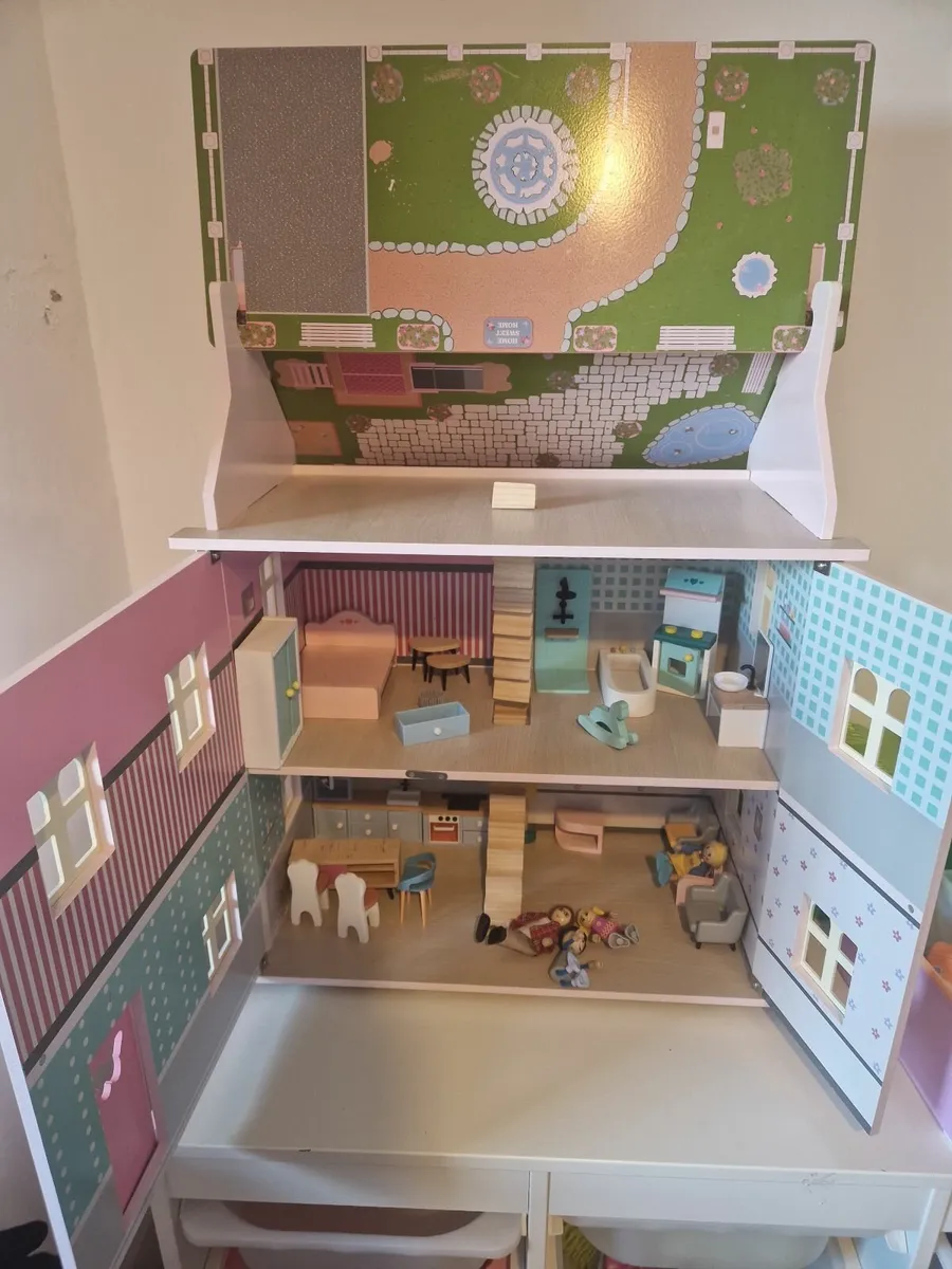 Dolls house and accessories - Image 2