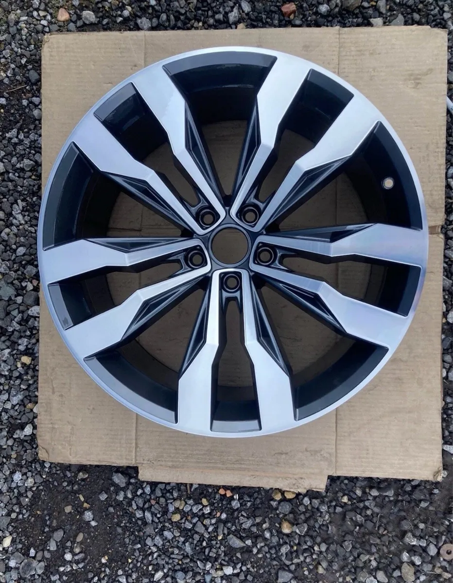 20” Genuine VW Tiguan R LINE Suzuka Alloy Wheel - Image 1