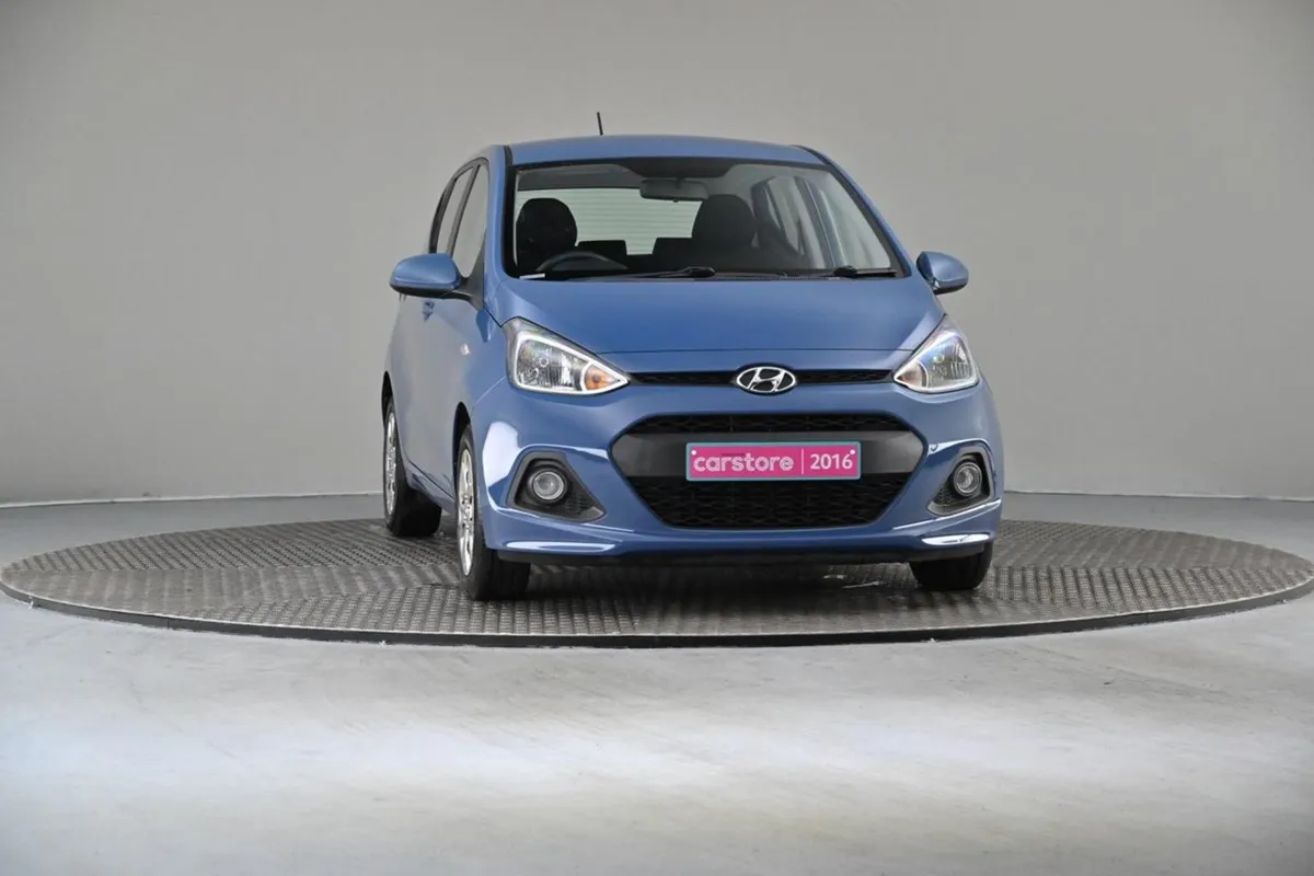 Hyundai i10 1.0 SE 5spd  2tone Interior - Image 2