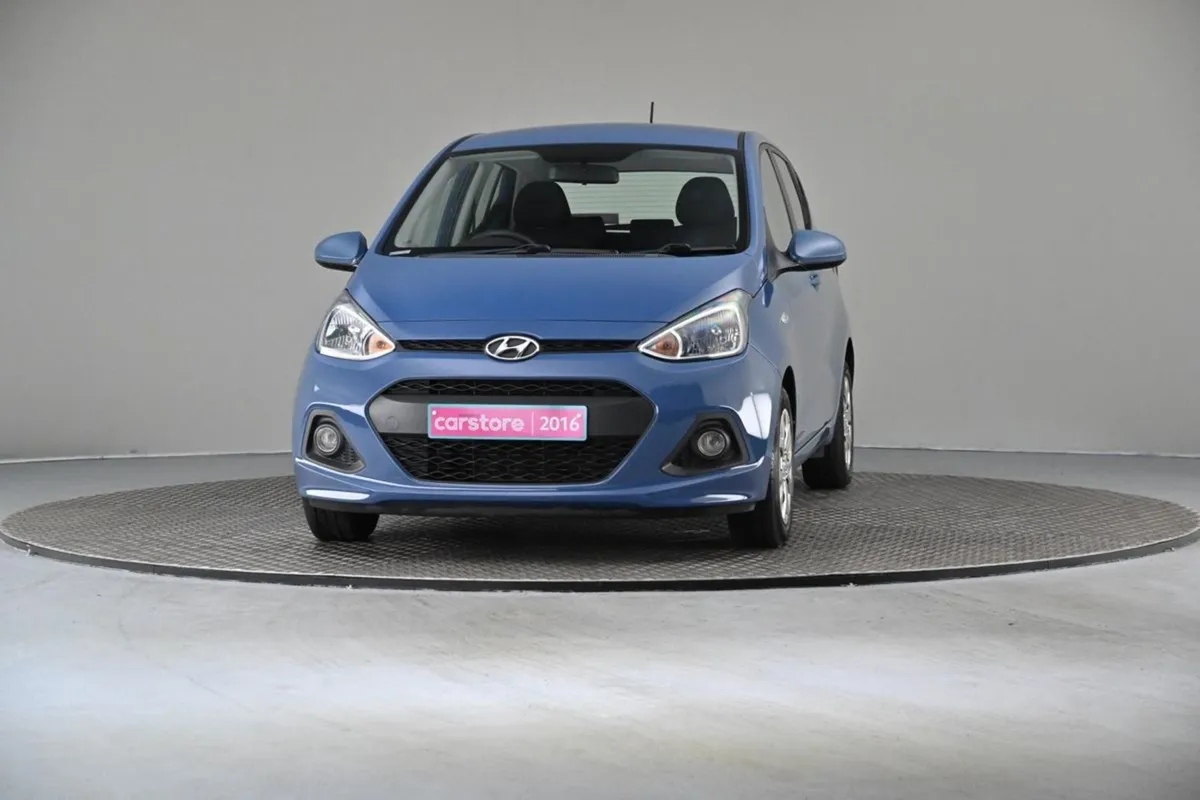 Hyundai i10 1.0 SE 5spd  2tone Interior - Image 3