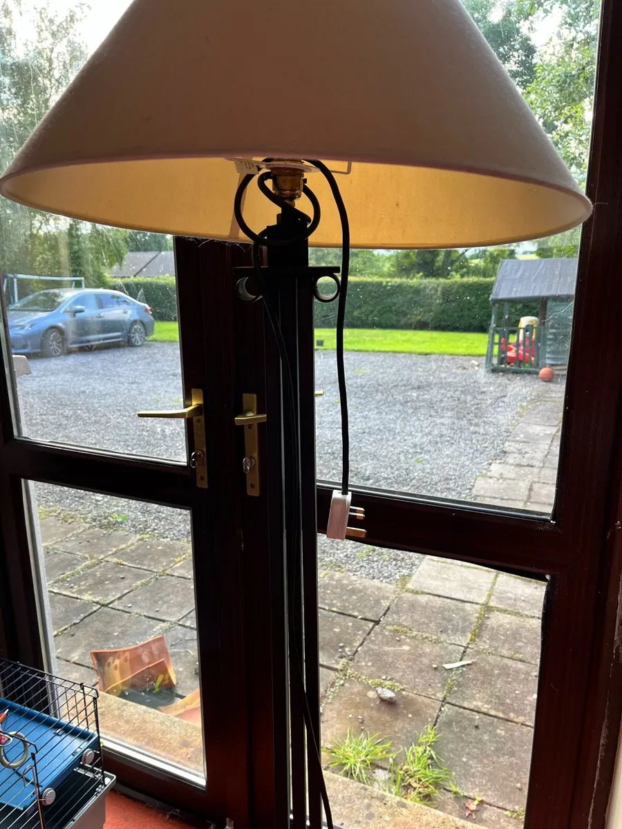 Tall iron lamp - Image 4