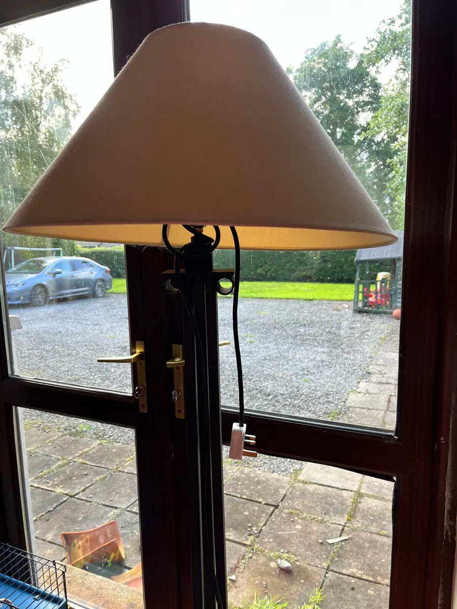 Tall iron lamp - Image 1