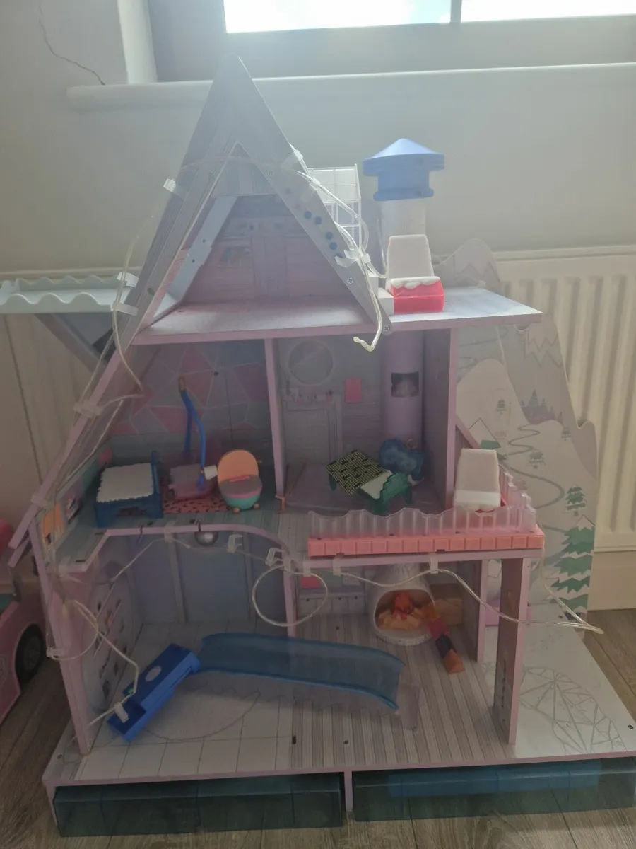 LOL Chalet house and accessories - Image 1