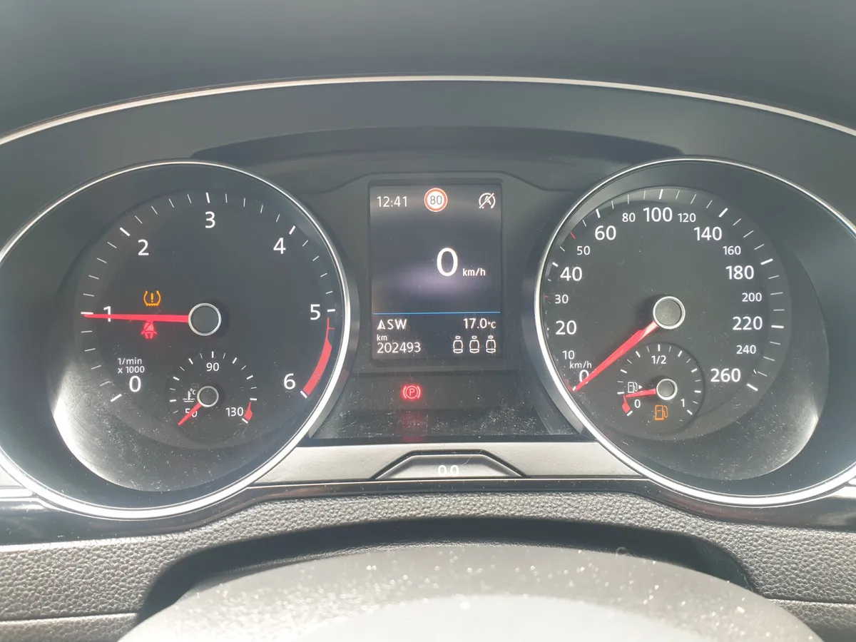 Volkswagen Passat 2021 - Image 2