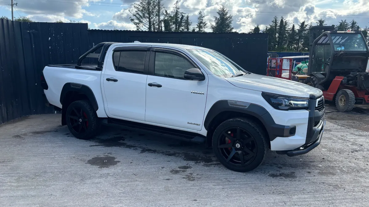 2023 Toyota Hilux Invincible X D-4D - Image 4
