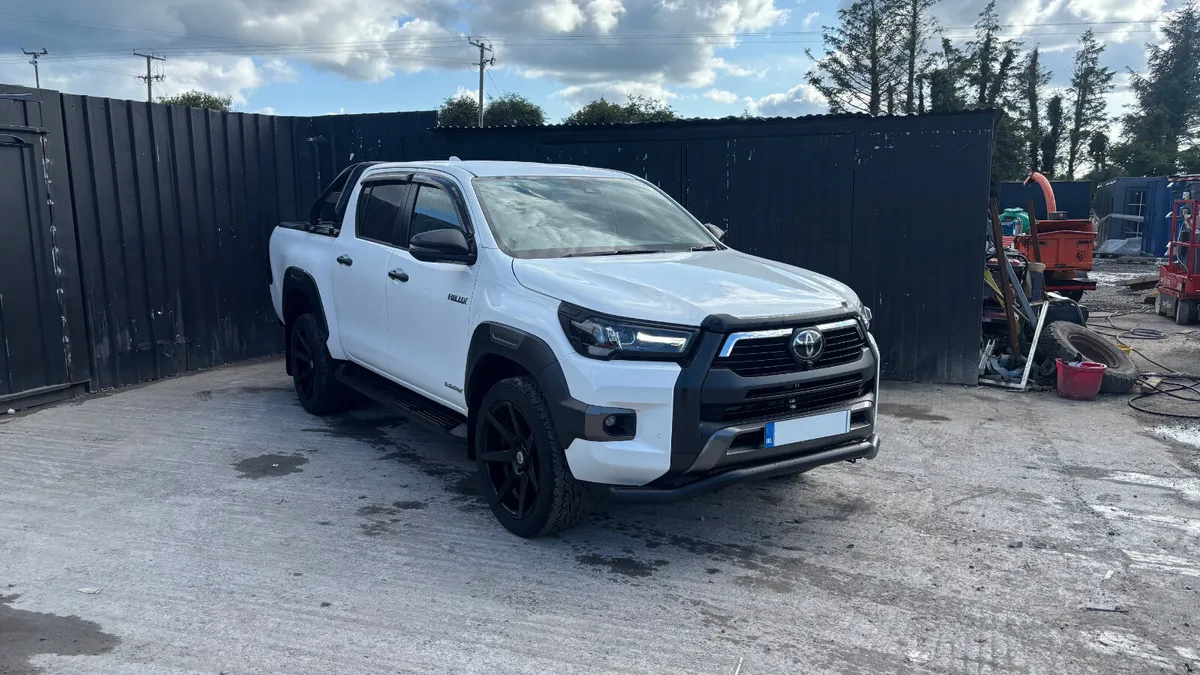 2023 Toyota Hilux Invincible X D-4D - Image 3