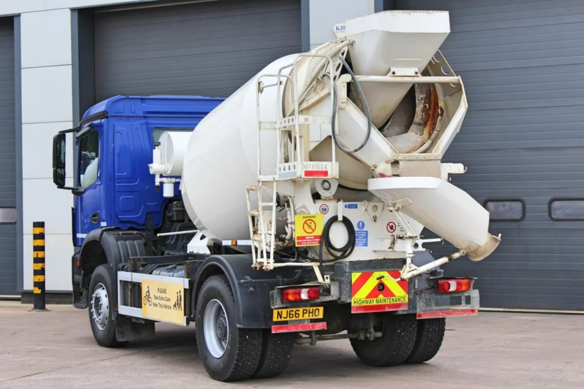 2016 MERCEDES-BENZ 1832 18-TON 4X2 CONCRETE NIXER - Image 4