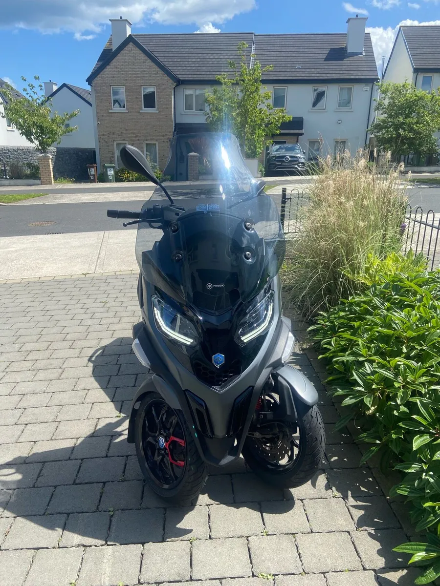 Piaggio MP3 – Latest Model in Perfect Condition - Image 1