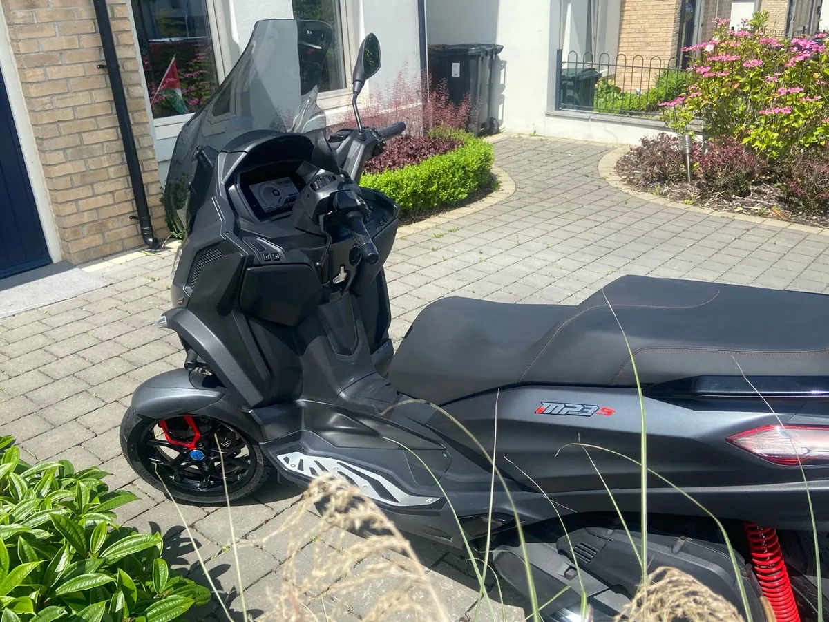 Piaggio MP3 – Latest Model in Perfect Condition - Image 3