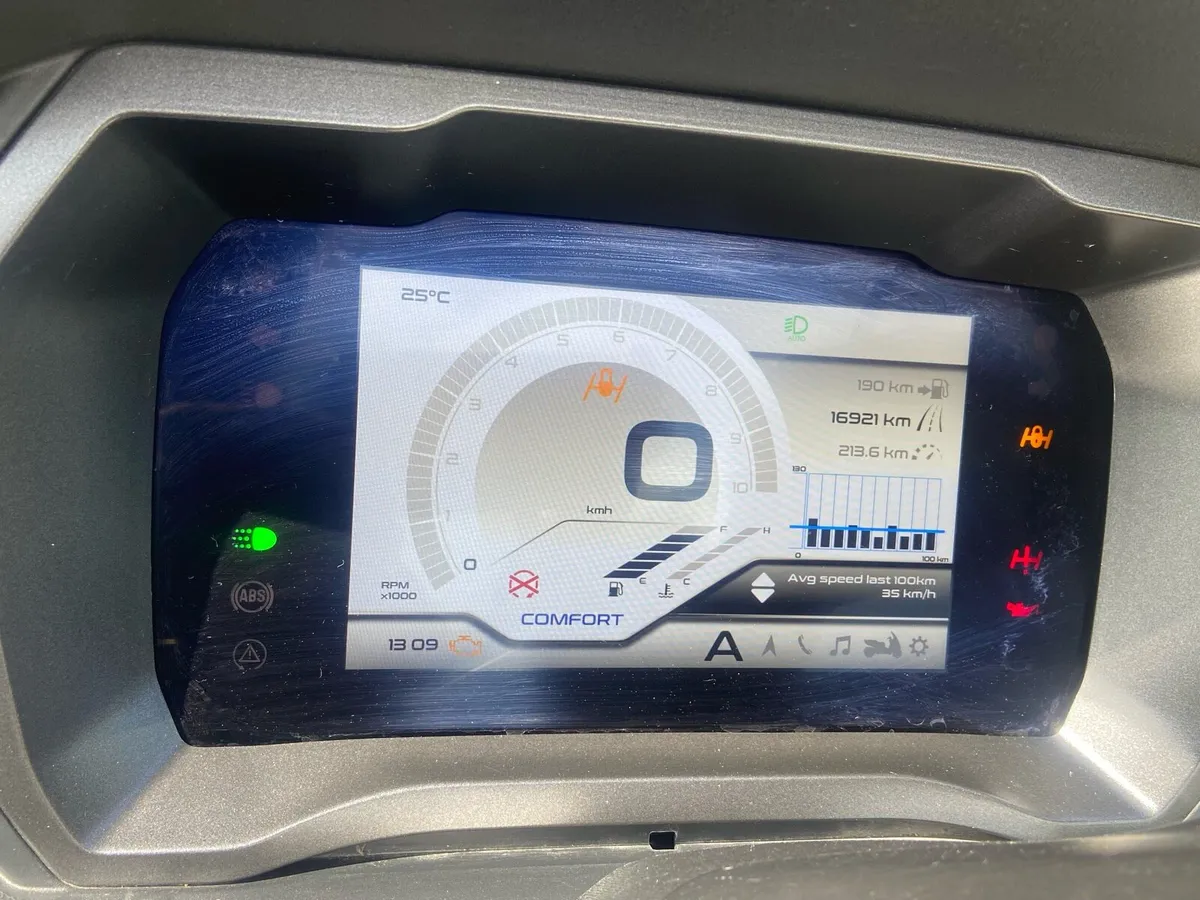 Piaggio MP3 – Latest Model in Perfect Condition - Image 4