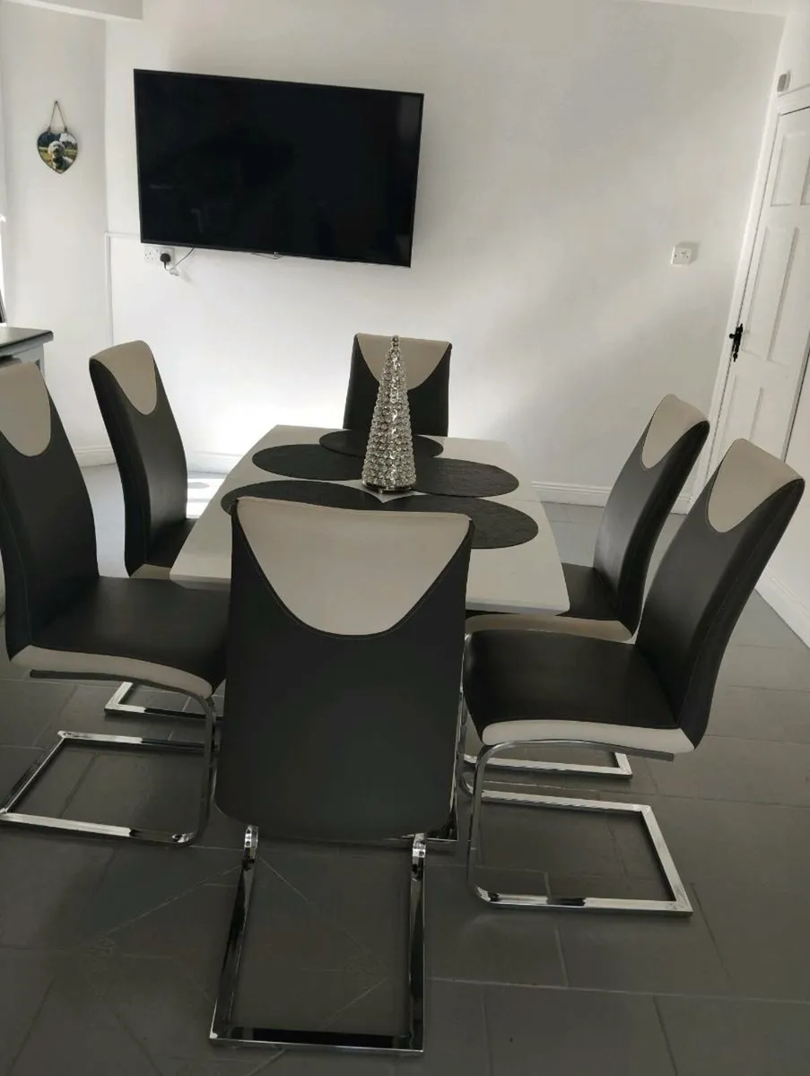 Kitchen table and 6 chairs as new condition - Image 1