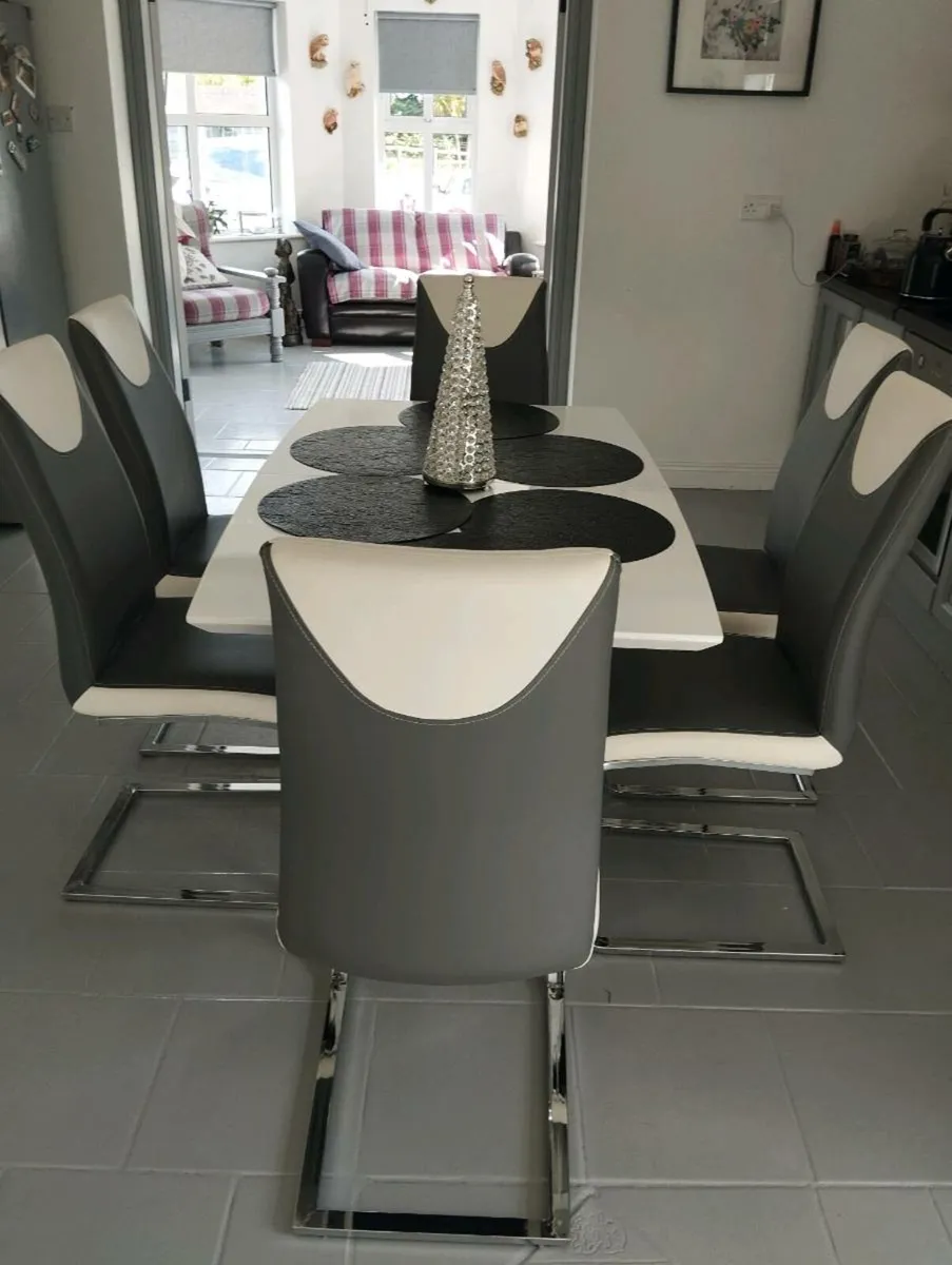 Kitchen table and 6 chairs as new condition - Image 2