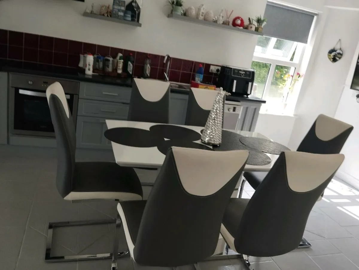 Kitchen table and 6 chairs as new condition - Image 3