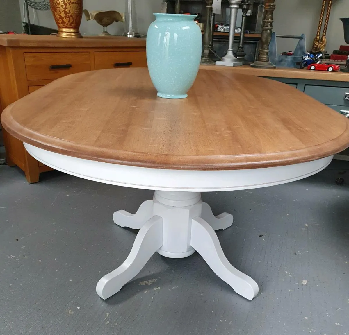 6 seater oval solid oak dining table - Image 1