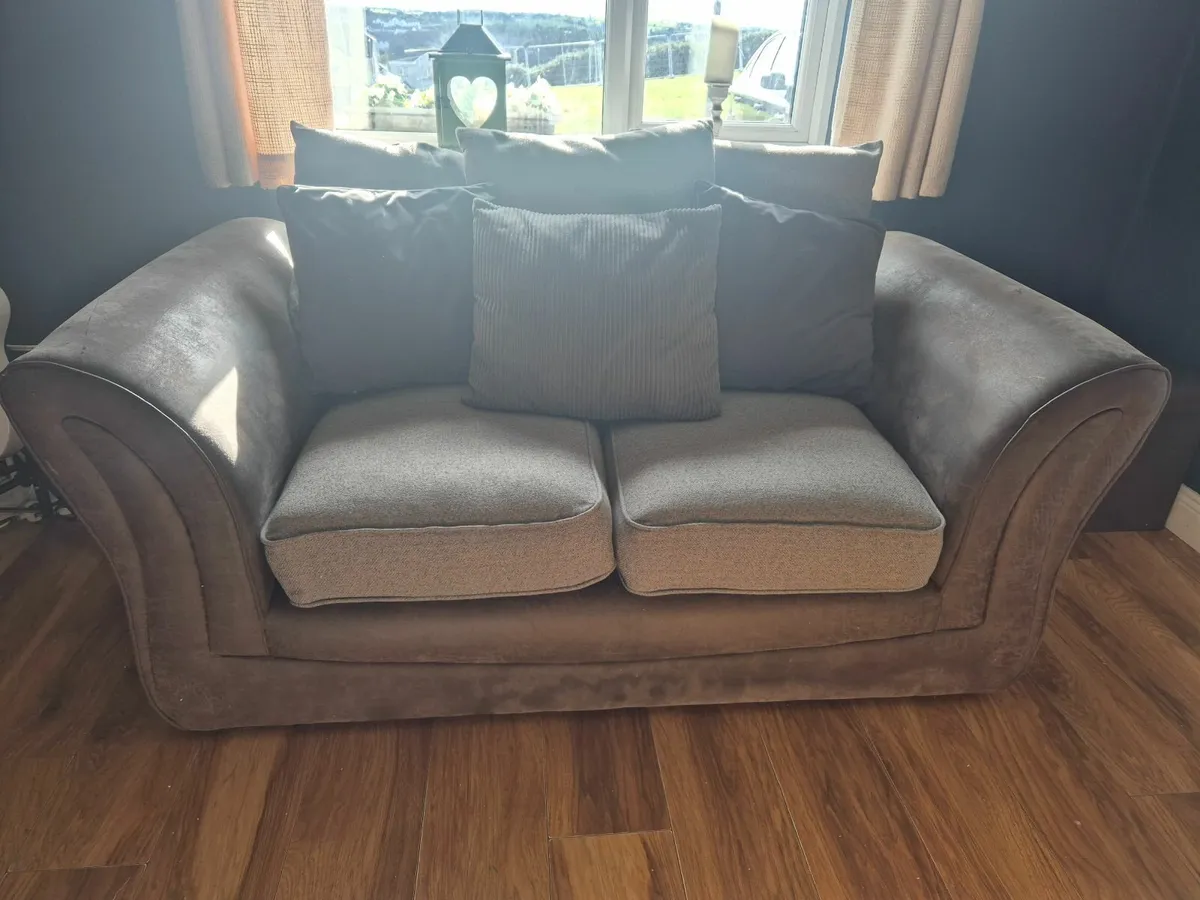 2 seater sofa ,very clean and solid - Image 2