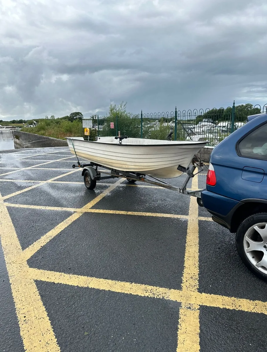 14ft fibreglass fishing boat. 15hp suzuki engine - Image 1