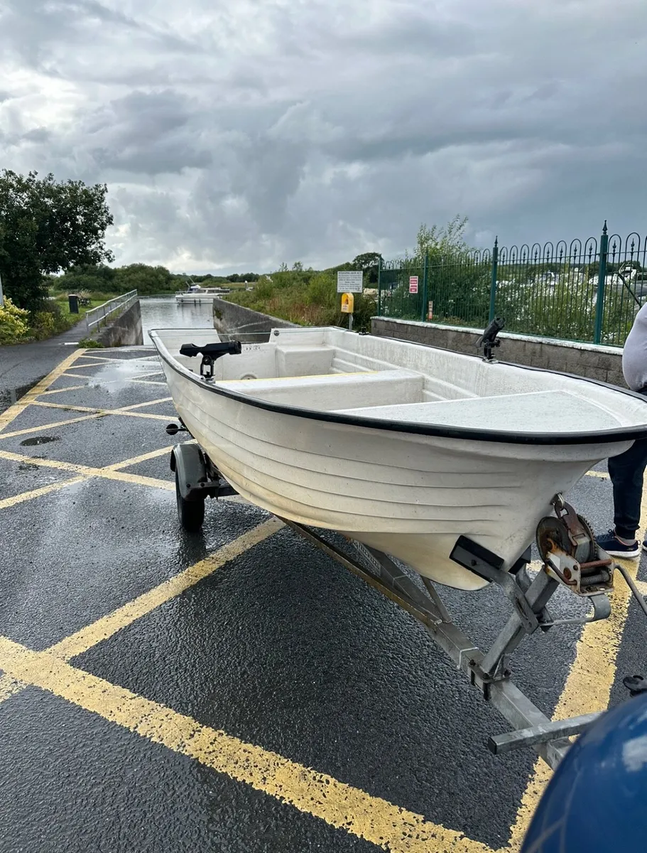 14ft fibreglass fishing boat. 15hp suzuki engine - Image 2