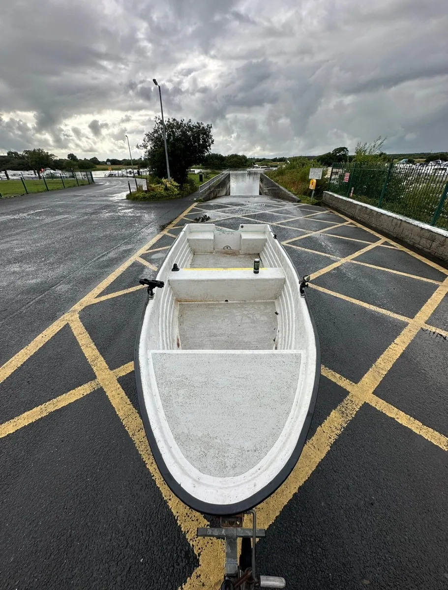14ft fibreglass fishing boat. 15hp suzuki engine - Image 3