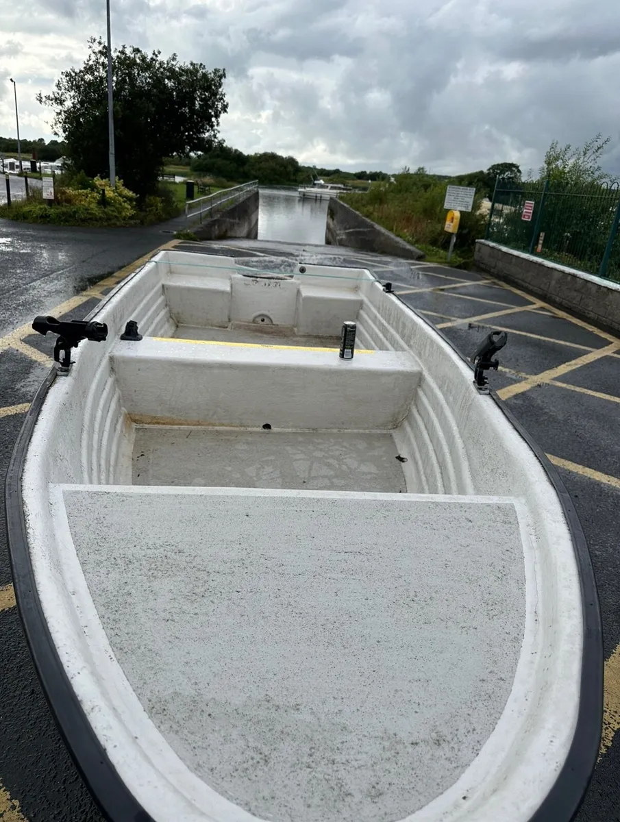 14ft fibreglass fishing boat. 15hp suzuki engine - Image 4