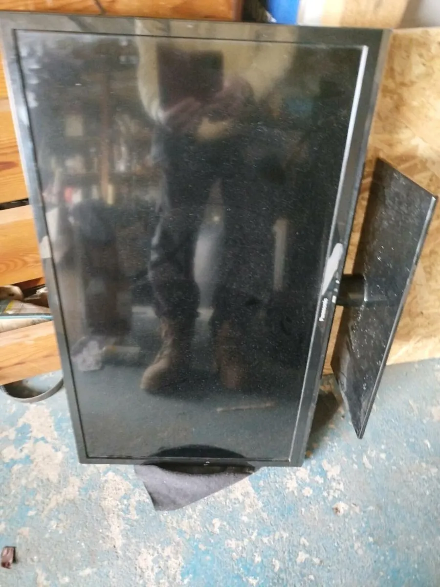Panasonic 32 inch tv for parts - Image 1