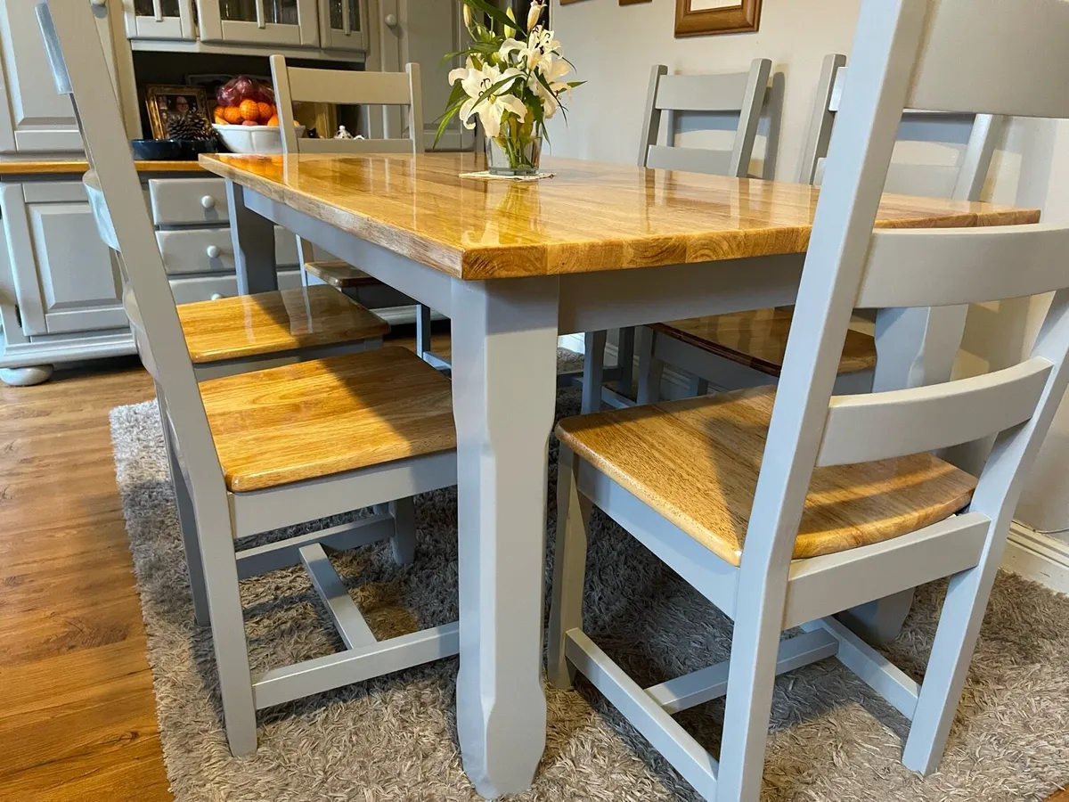 Table and chairs - Image 1