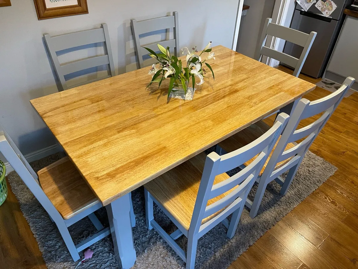 Table and chairs - Image 2