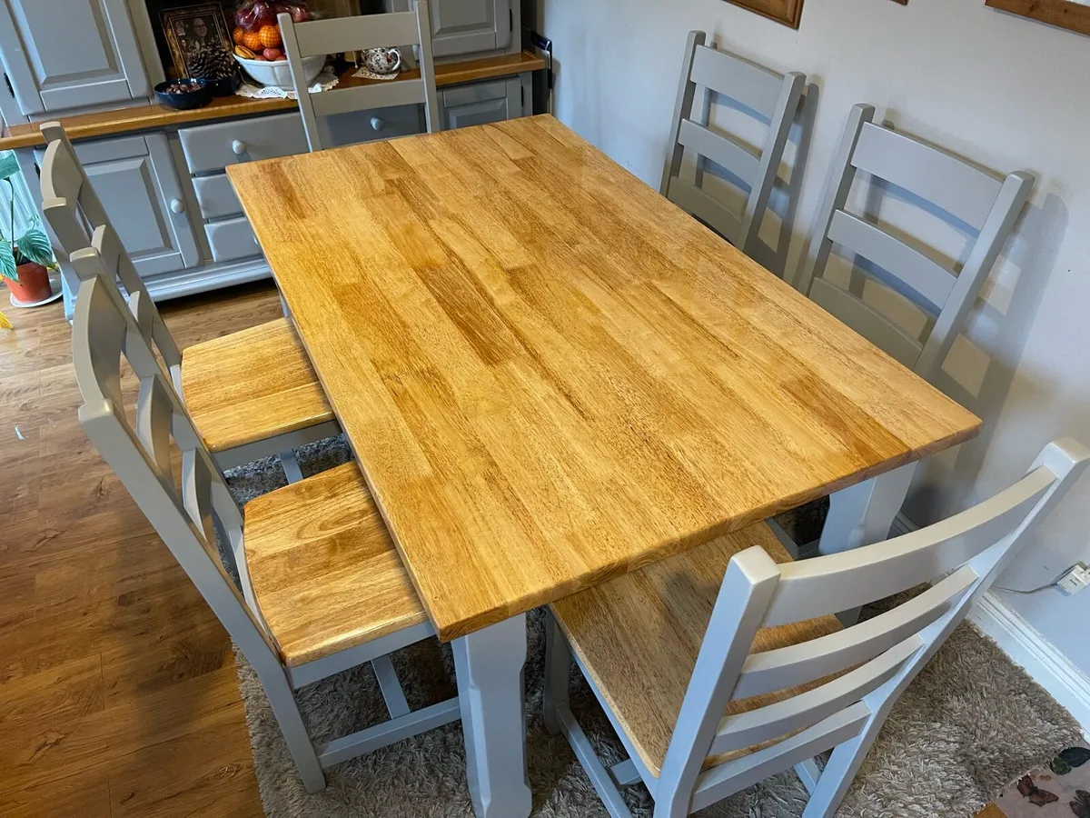 Table and chairs - Image 3