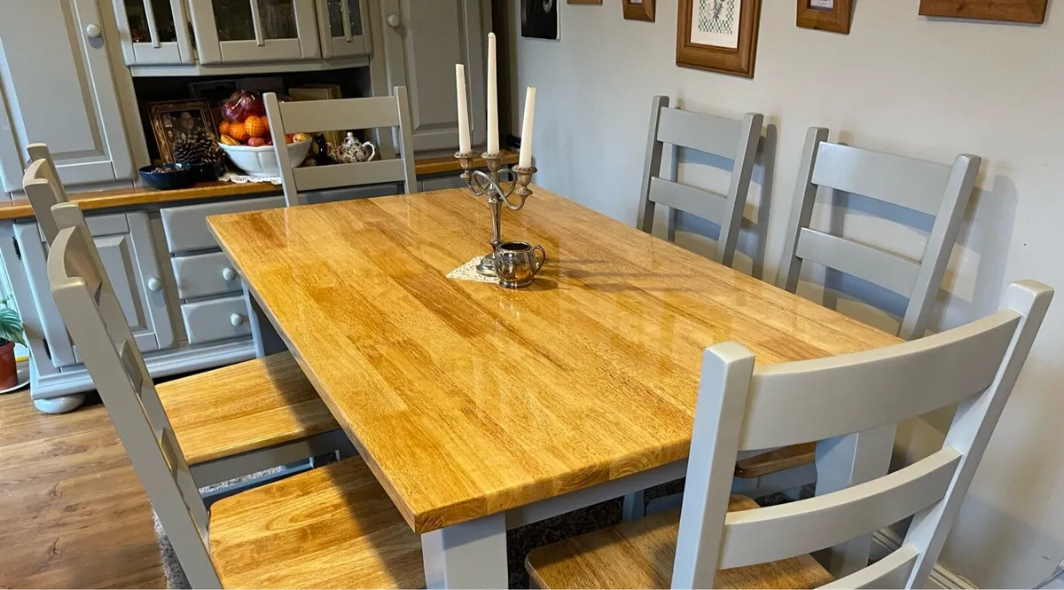 Table and chairs - Image 4