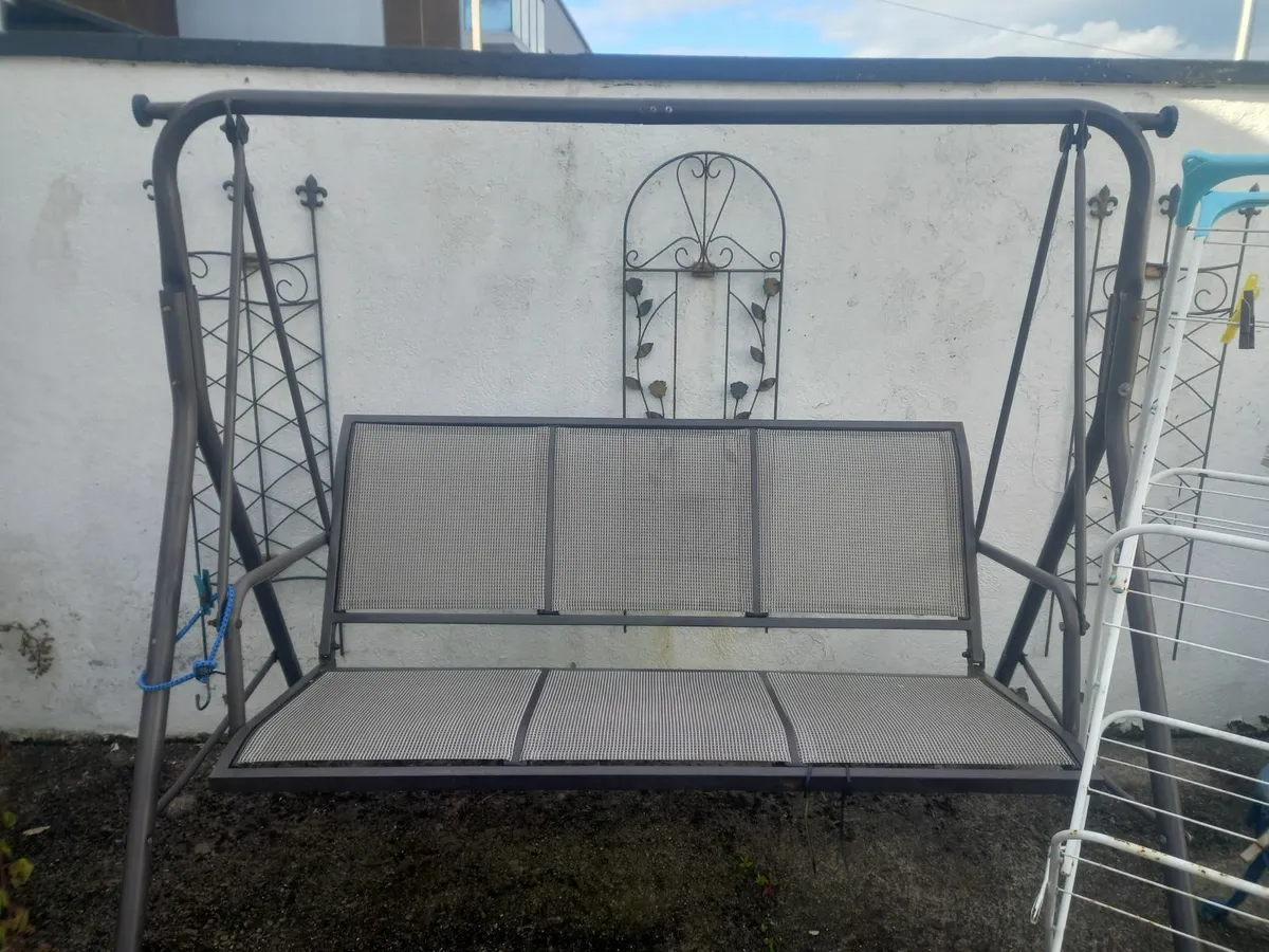 Garden 3 seater metal swing - Image 1