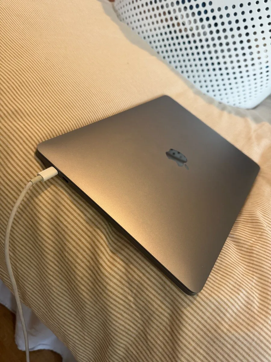 2020 MacBook Pro -13 inch 250 GB Storage(Touchbar) - Image 4
