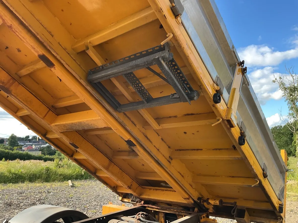 DAF  12 ton tipper/gritter - Image 2