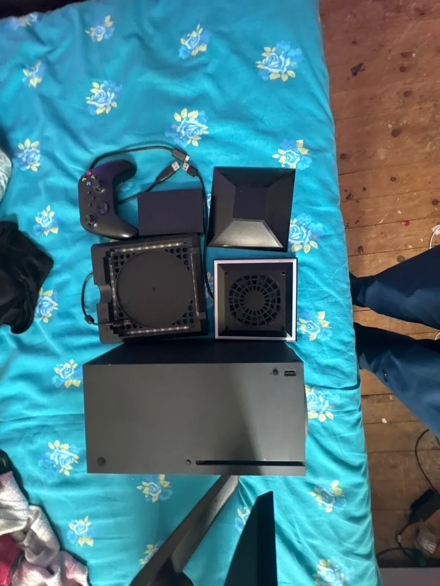 Xbox and monitor - Image 1