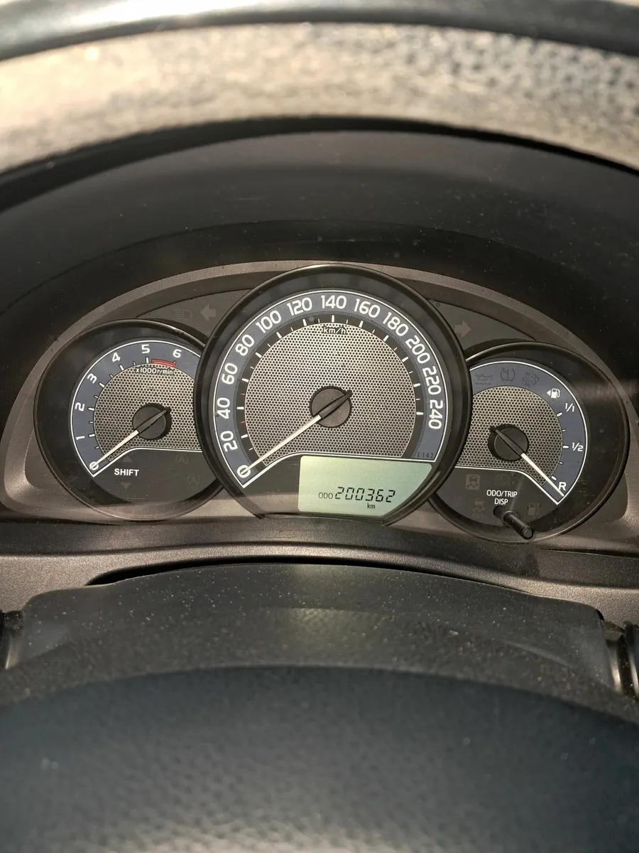 Toyota Auris 2015 - Image 2