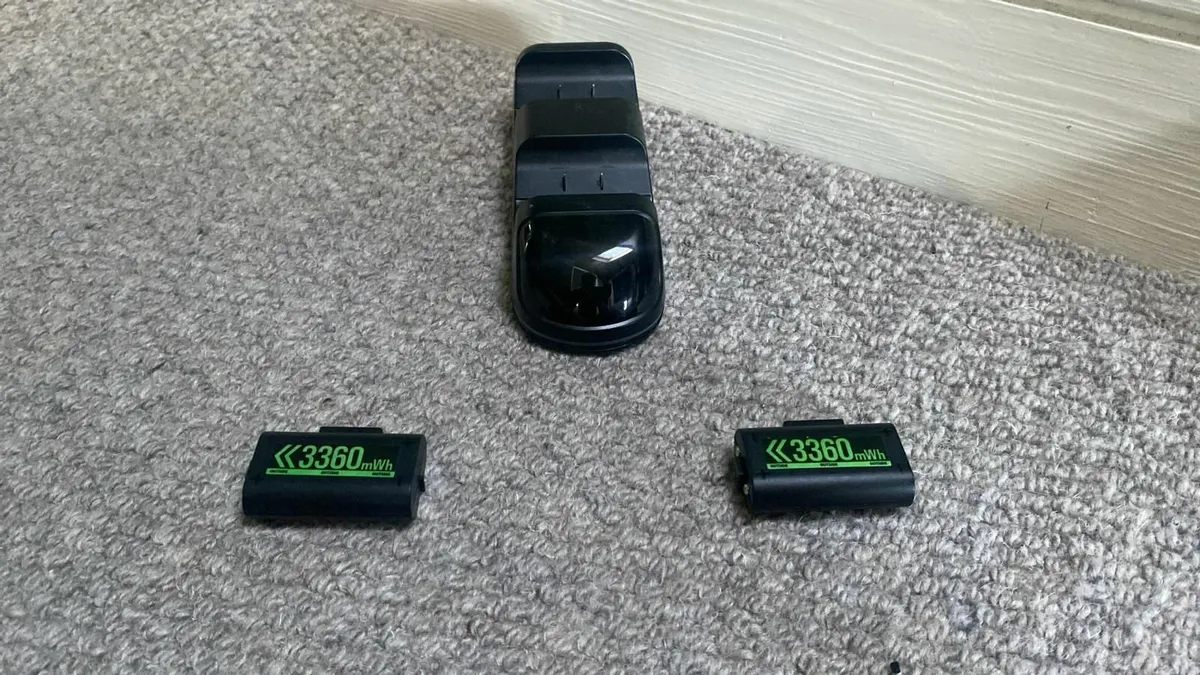 X box contollers and charger - Image 2