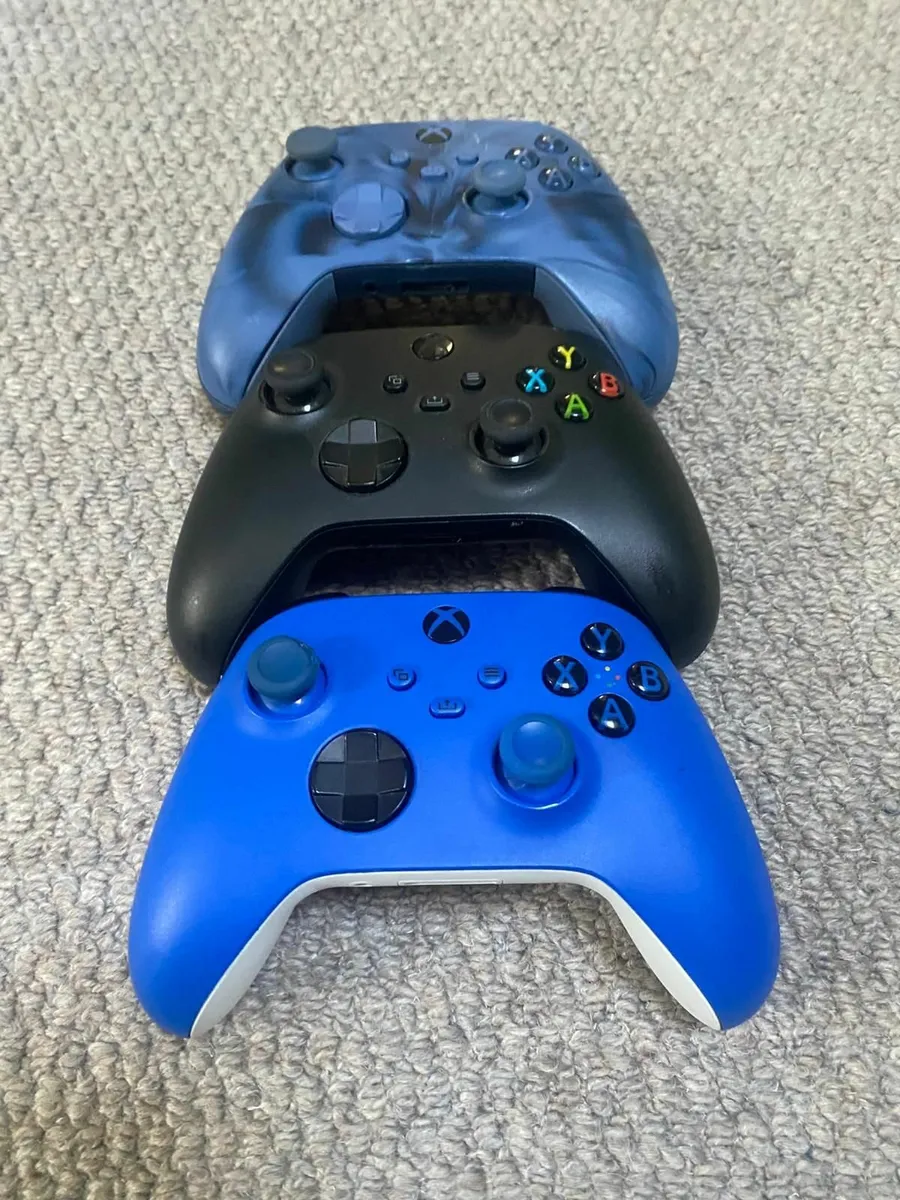 X box contollers and charger - Image 1