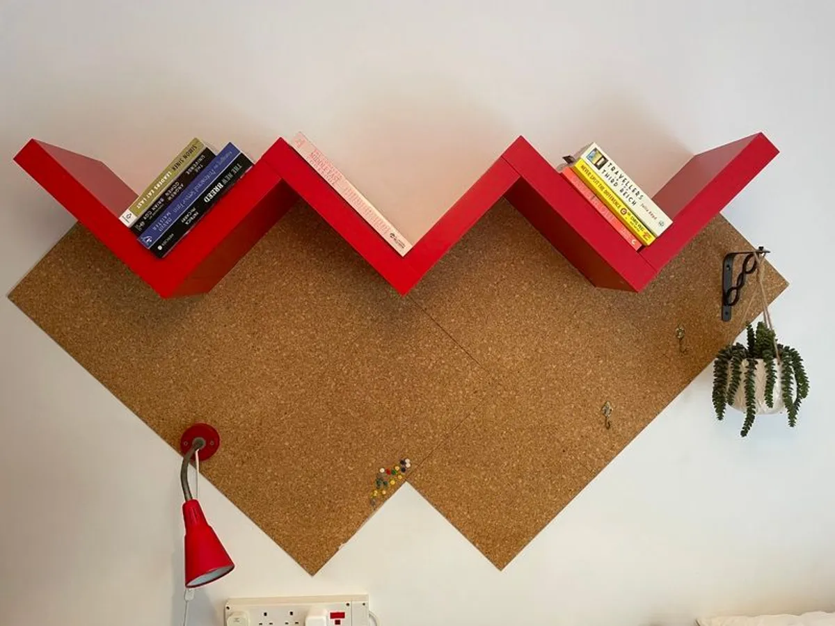 Floating bookshelf (+ lamp) - Image 1