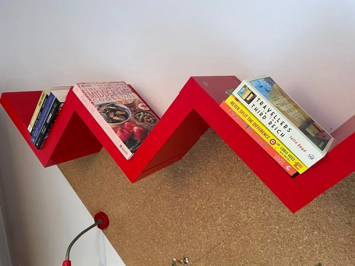 Floating bookshelf (+ lamp) - Image 3