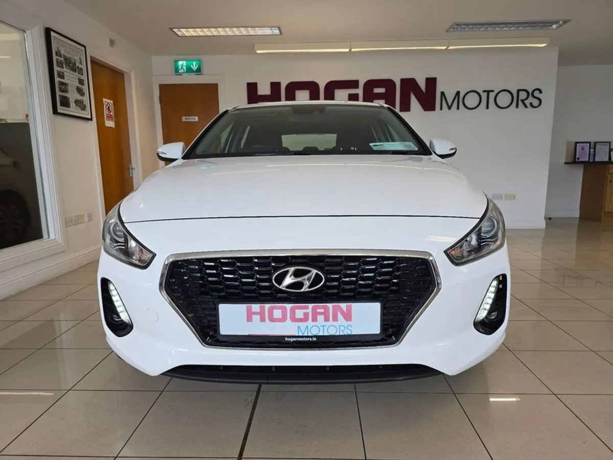 Hyundai i30 Deluxe 5DR H/B - Image 2