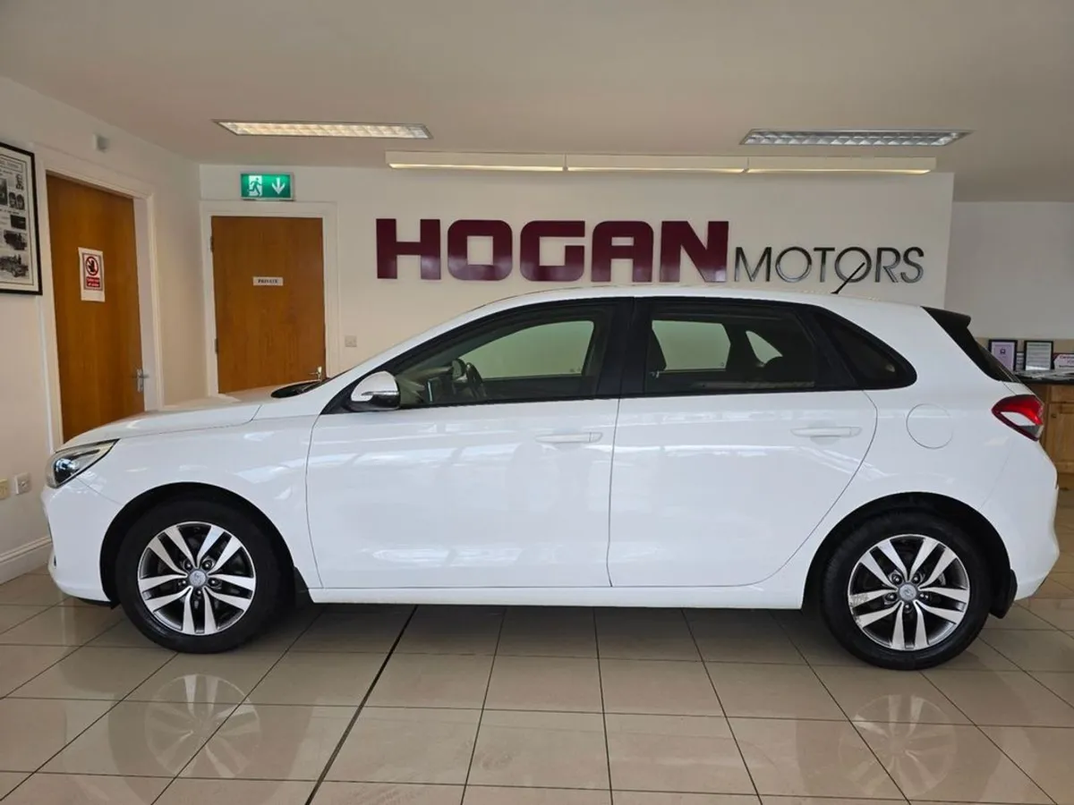 Hyundai i30 Deluxe 5DR H/B - Image 3