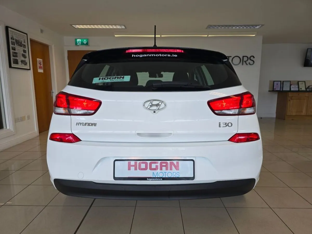 Hyundai i30 Deluxe 5DR H/B - Image 4