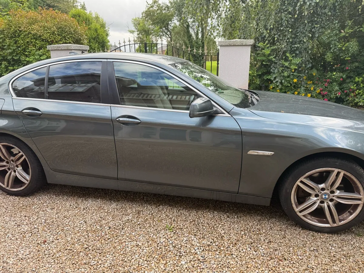 BMW 5-series saloon diesel green 520D - Image 3