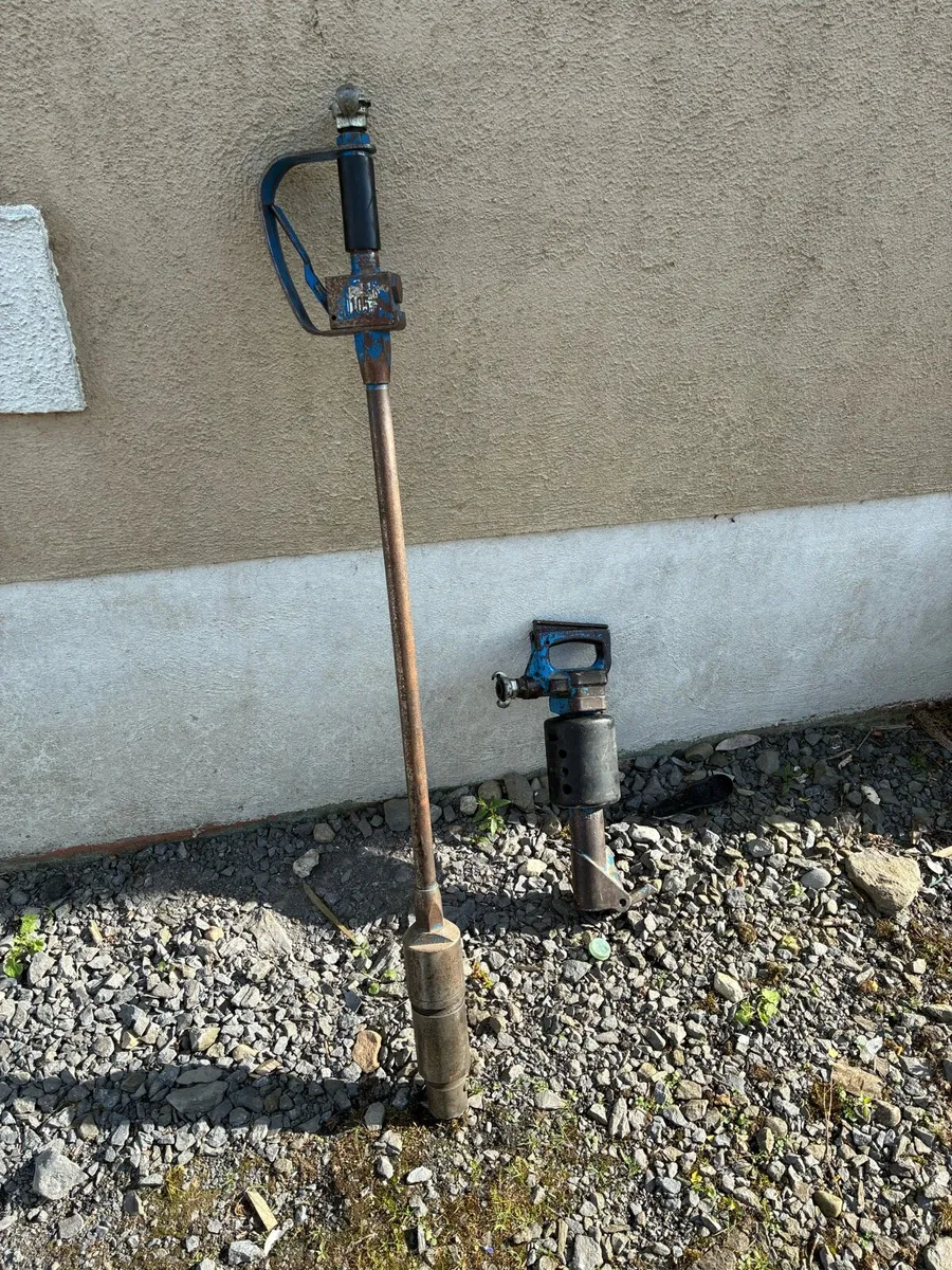 Pneumatic scabbler and demolition pick - Image 1