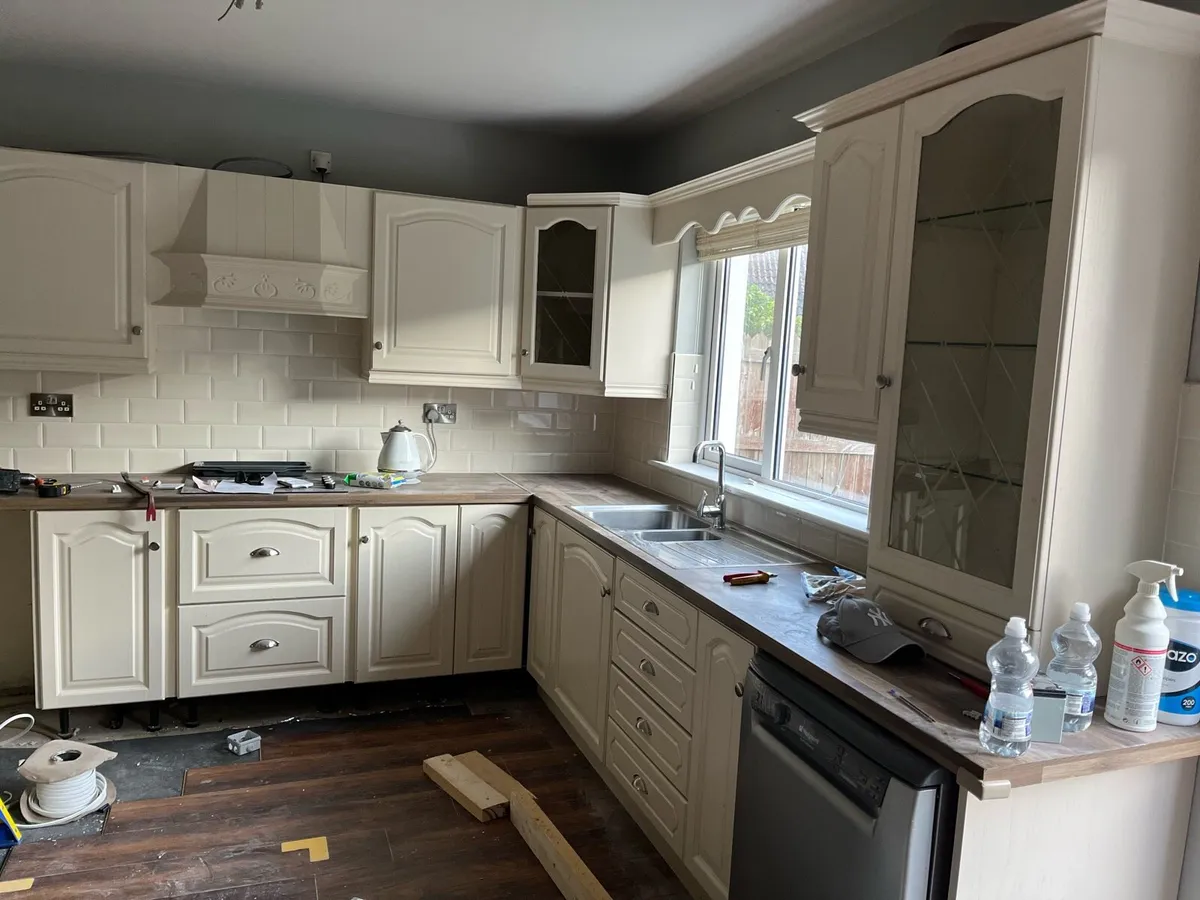 Kitchen with oven & dishwasher - Image 1