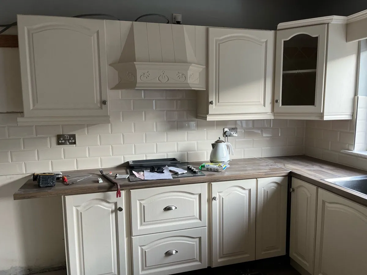 Kitchen with oven & dishwasher - Image 2