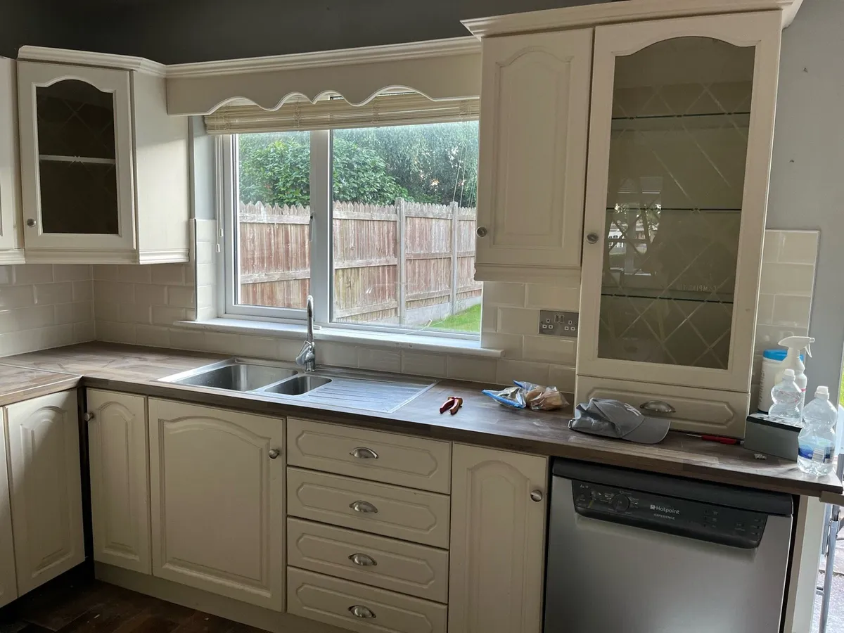 Kitchen with oven & dishwasher - Image 3