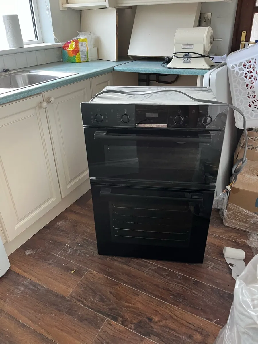 Kitchen with oven & dishwasher - Image 4