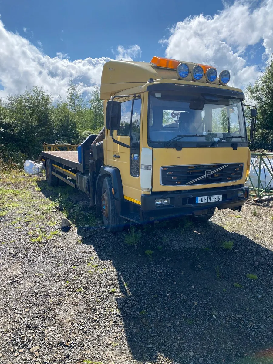VOLVO FL6 BEAVERTAIL TRUCK WITH RAMPS AND CRANE - Image 3