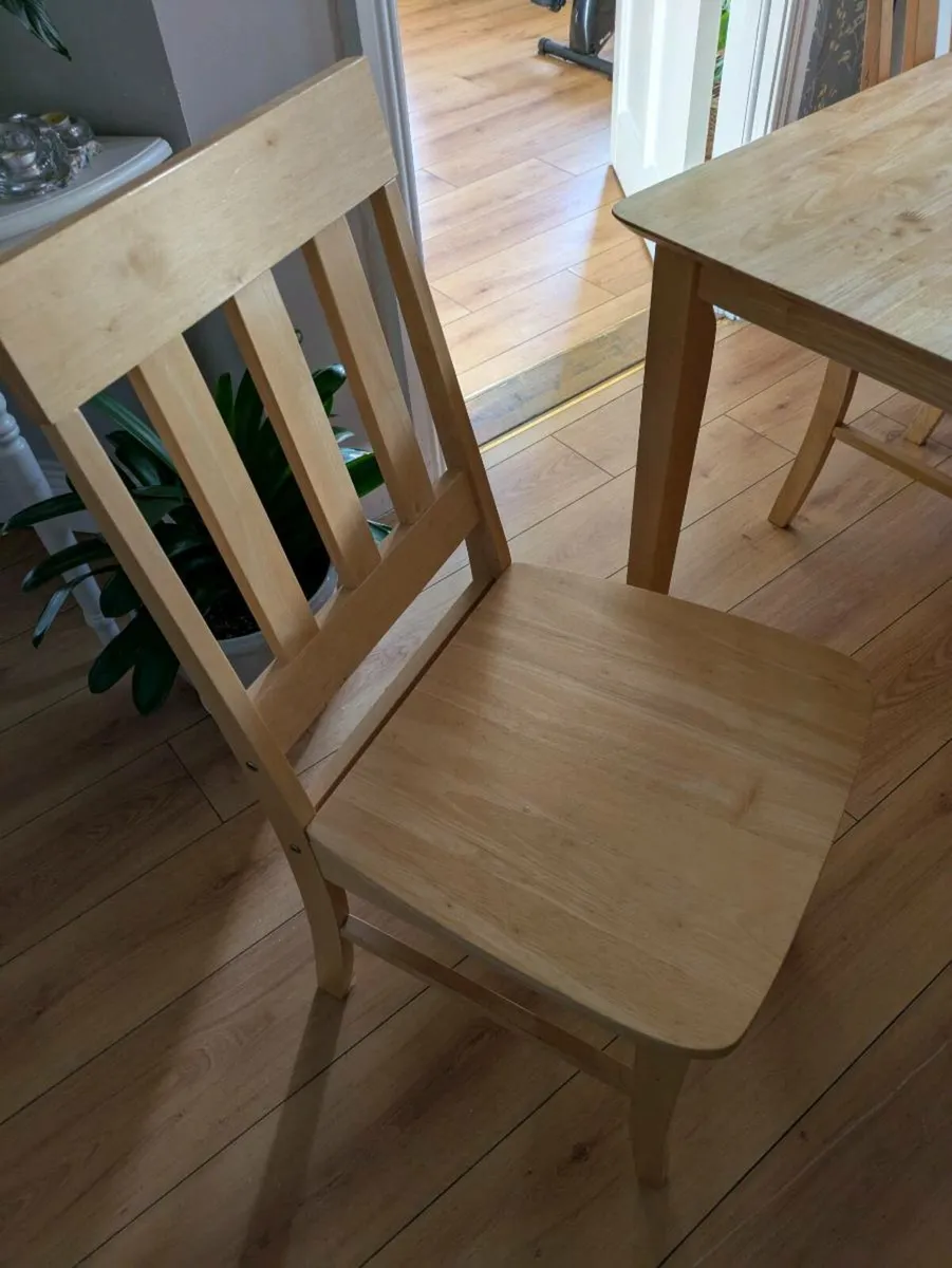 Table and chairs - Image 2