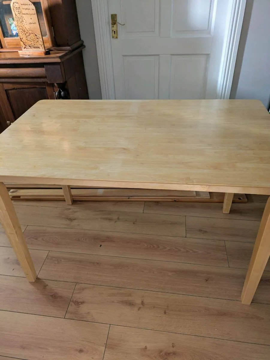 Table and chairs - Image 3
